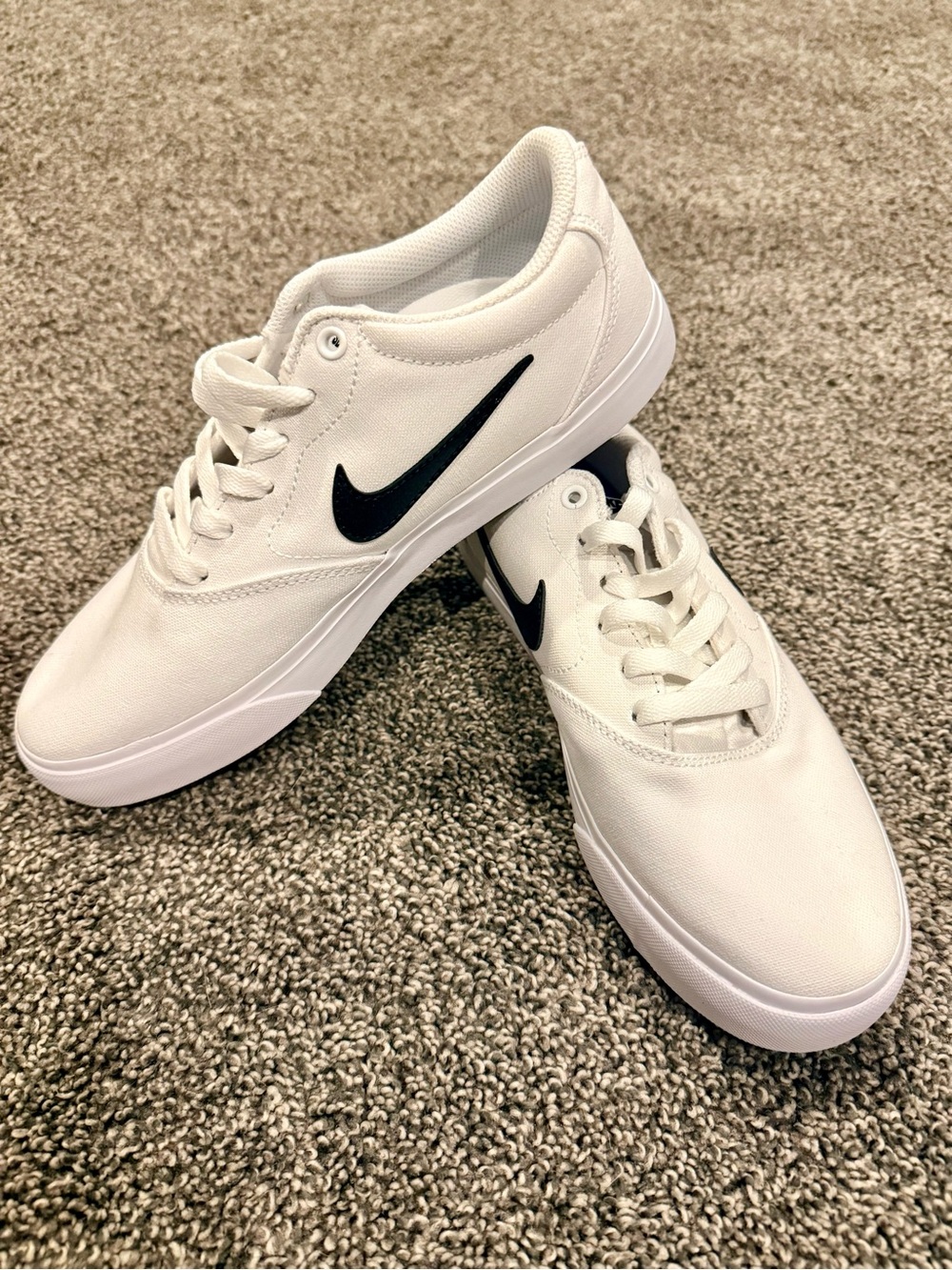 Nike White Low-Profile Sneakers with Black Swoosh 7.5M/9W